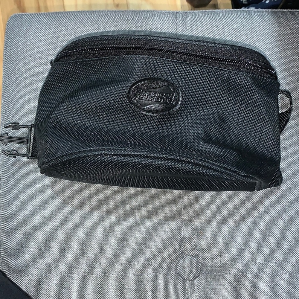 Looks new! American Tourister black Fanny pack